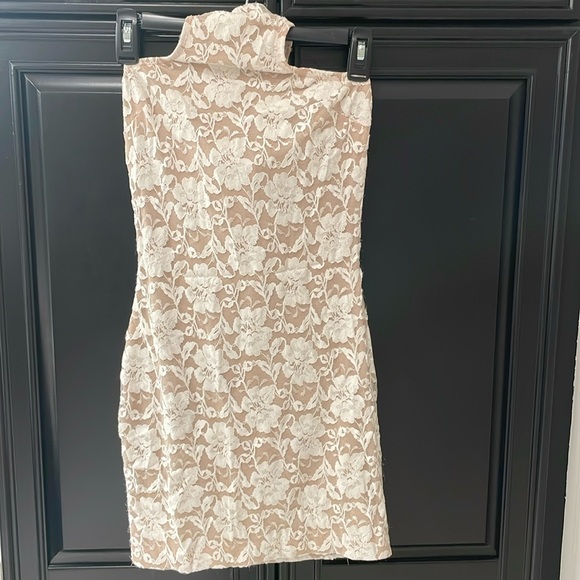 FLORAL MINI DRESS! NUDE COLOR AND WHITE FLORAL! Size: small! Racerback with zip! - Picture 5 of 12
